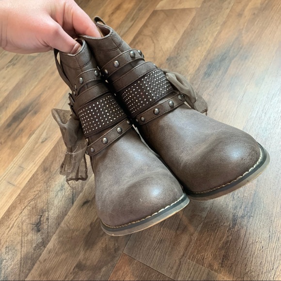 Adorable studded straps & tulle bow ankle booties - Picture 8 of 10